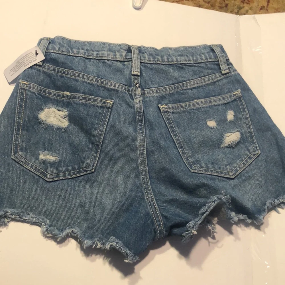 Woman’s distressed hi-rise shorts - Picture 8 of 9